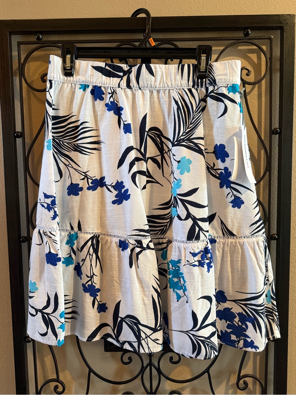 Floral White Skirt Tiered with Blue& Black Black Print by Liz Claiborne Tropical